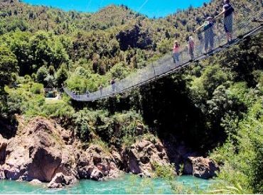 Murchison, empty roads by the lake, New Zealand — Campervanz Rentals